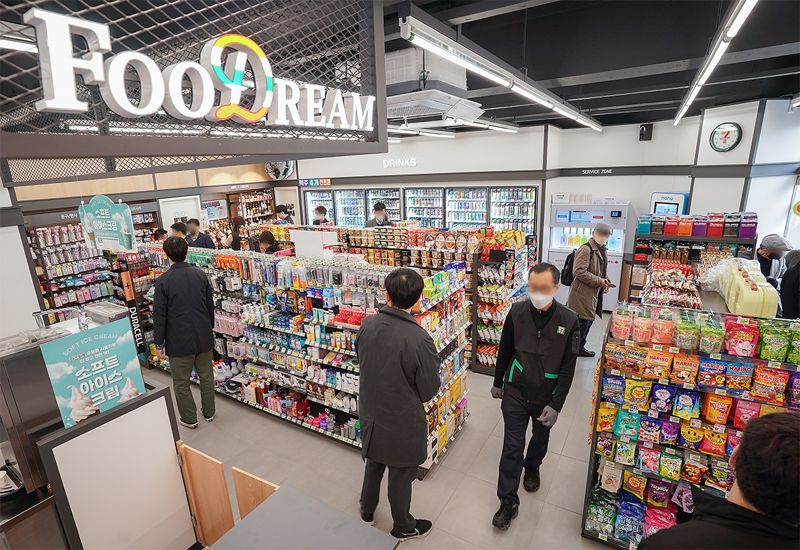 12일 코리아세븐은 서울 동작구 사당역 인근에 편의점 세븐일레븐 ‘푸드드림2.0’ 1호점인 푸드드림에코(사당본점) 매장을 선보였다. 사진은 매장 내부모습. 코리아세븐 제공