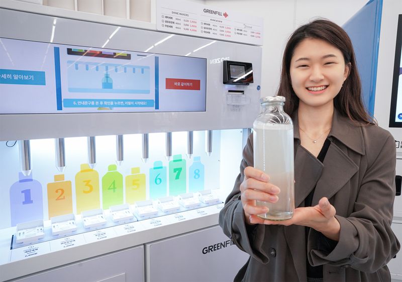 12일 코리아세븐은 서울 동작구 사당역 인근에 편의점 세븐일레븐 ‘푸드드림2.0’ 1호점인 푸드드림에코(사당본점) 매장을 선보였다. 사진은 매장에 마련된 리필스테이션. 코리아세븐 제공