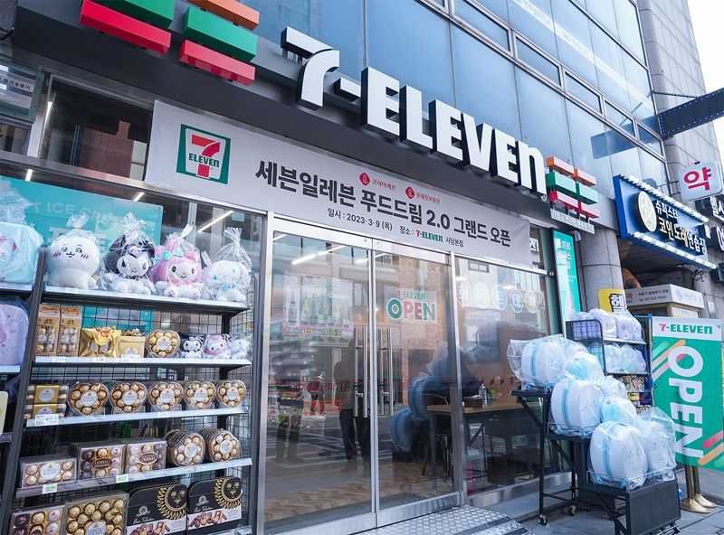 12일 코리아세븐은 서울 동작구 사당역 인근에 편의점 세븐일레븐 ‘푸드드림2.0’ 1호점인 푸드드림에코(사당본점) 매장을 선보였다. 사진은 매장 외부모습. 코리아세븐 제공