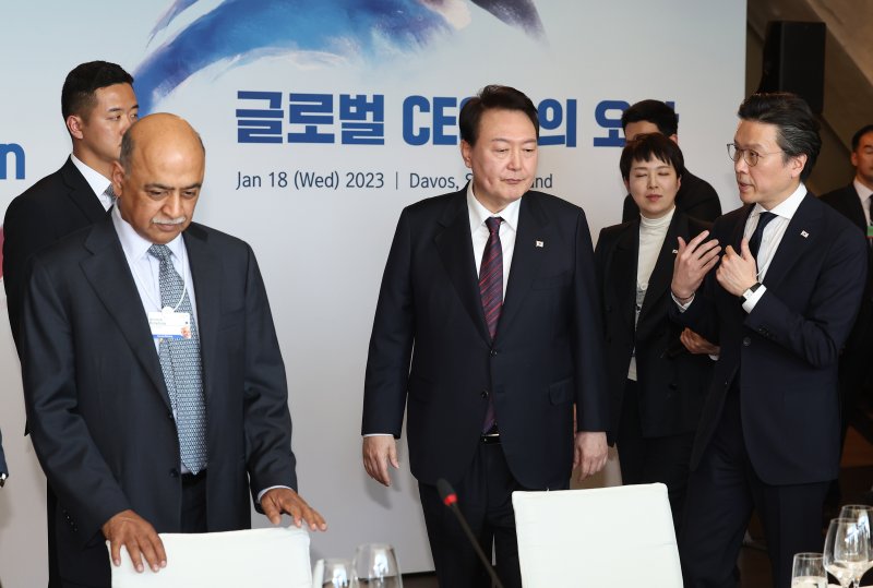 대통령실 김일범 의전비서관이 최근 자진 사퇴한 것으로 12일 알려졌다. 사진은 지난 1월 다보스포럼 참석차 스위스를 방문 중인 윤석열 대통령이 김 비서관(오른쪽)과 대화를 하는 모습. /사진=뉴시스