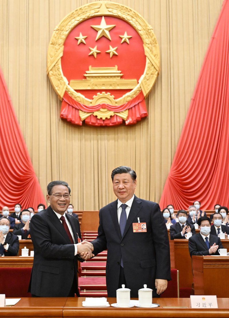 시진핑과 리창 신임 총리 시진핑 중국 국가주석(오른쪽)이 11일 베이징 인민대회당에서 열린 제14차 전국인민대표대회 제1차 회의 제4차 전체회의에서 리창 신임 총리와 악수하고 있다. 이날 리창 중앙정치국 상무위원은 국무원 총리로 선출됐다. 신화뉴시스