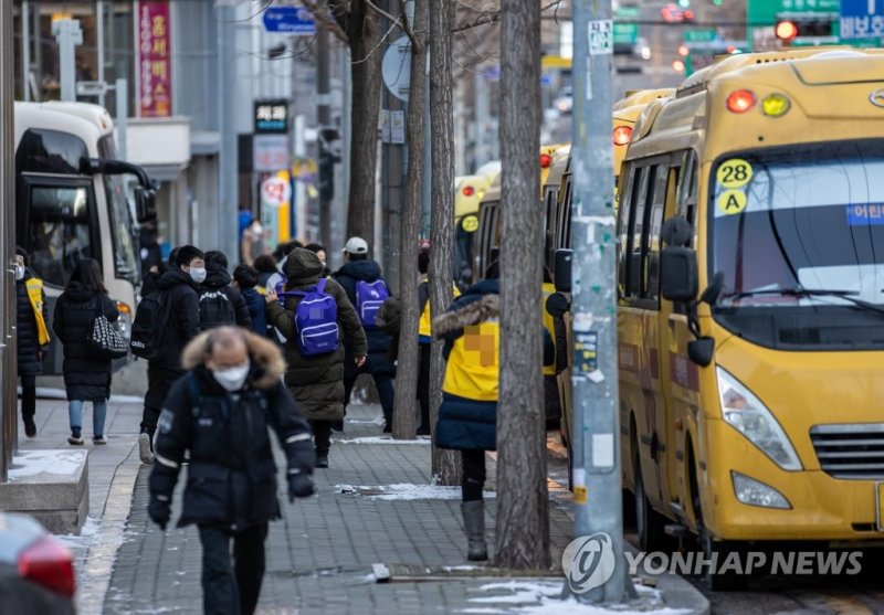 취학 전부터 학원 뺑뺑이 시작하는데…유아 사교육비 통계 없어 학원 오늘부터 부분적 영업 재개 (서울=연합뉴스) 윤동진 기자 = 코로나19 확산에 그동안 중단됐던 실내체육시설과 노래연습장, 학원 등 다중이용시설의 운영이 부분적으로 재개된 18일 서울 송파구의 한 학원가 인근에서 버스에서 내린 학생들이 학원으로 향하고 있다. 2021.1.18 mon@yna.co.kr (끝)