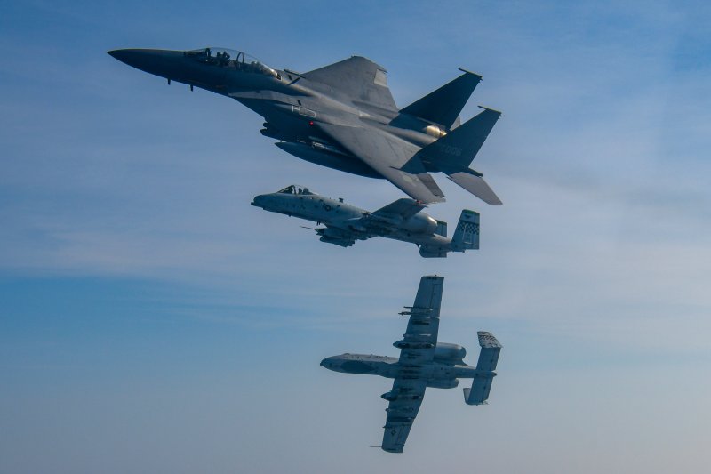 F-15K 전투기와 미 A-10 공격기 2대가 연합 편대비행을 실시하고 있다. 사진=공군 제공