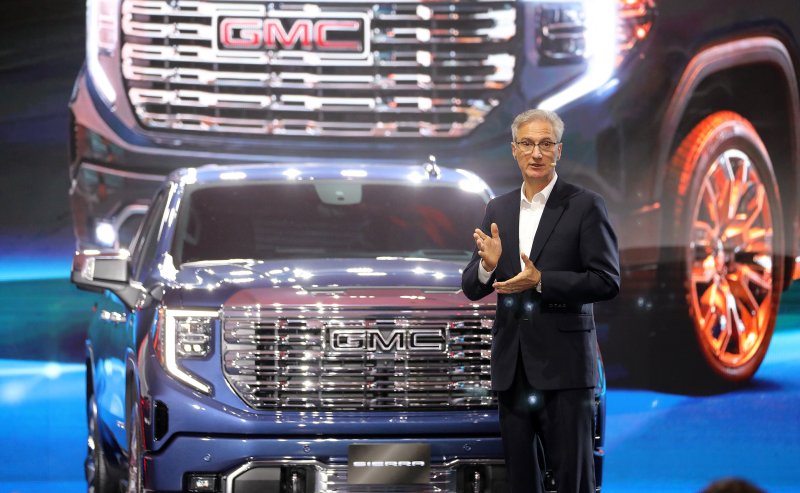 로베르토 렘펠 한국GM 사장이 지난달 7일 오전 서울 서초구 세빛섬에서 열린 프리미엄 픽업·SUV 브랜드 ‘GMC’의 첫 번째 모델인 초대형 픽업트럭 시에라(Sierra) 출시행사에 참석해 인사말을 하고 있다. 뉴스1