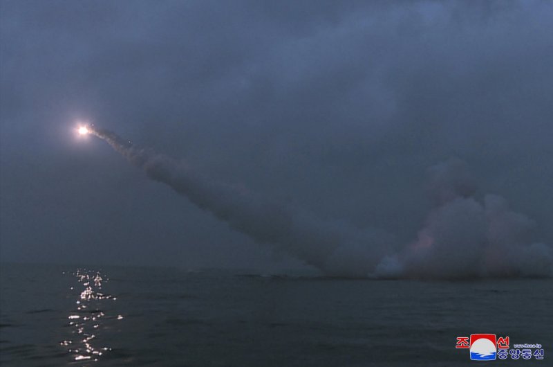 북한은 지난 12일 새벽 전략순항미사일 2기를 발사했다고 13일 밝혔다. 조선중앙통신은 "발사훈련에 동원된 잠수함 '8·24영웅함'이 조선 동해 경포만 수역에서 2기의 전략순항미사일을 발사하였다"고 보도했다. 사진=조선중앙통신 캡처