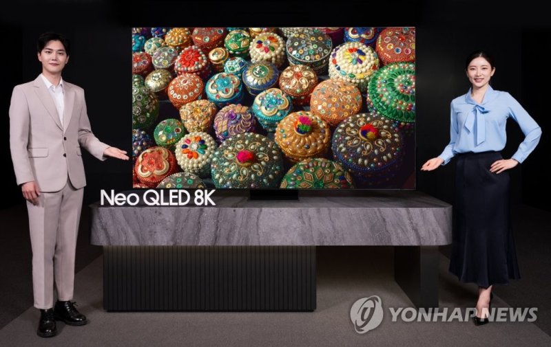 삼성전자가 Neo QLEDㆍOLED 등 2023년형 TV 신제품을 9일 국내 시장에 공식 출시한다고 밝혔다. 사진은 Neo QLED 8K 2023년형 신제품을 소개하는 모델들. 연합뉴스