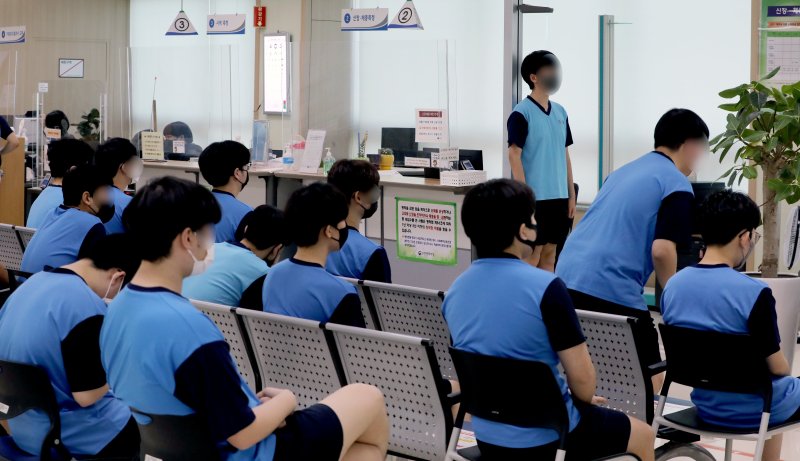 2023년도 첫 병역판정검사가 시작된 2월1일 인천시 미추홀구 인천병무지청에서 입영대상자들이 신체검사를 받고 있다. 2023.2.1/뉴스1 ⓒ News1 정진욱 기자