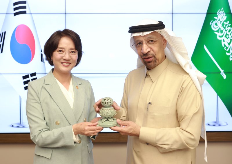 지난 12일(현지시간) 사우디아라비아 투자부를 방문한 이영(왼쪽) 중소벤처기업부 장관이 칼리드 알 팔레(Khalid Al-Falih) 사우디아라비아 투자부 장관에게 기념품을 선물하고 있다. 중소벤처기업부 제공