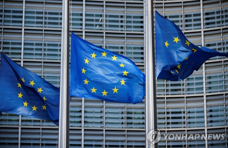 벨기에 브뤼셀에 위치한 유럽연합(EU) 집행위원회 앞에 EU 깃발이 바람에 날리고 있다. 연합뉴스