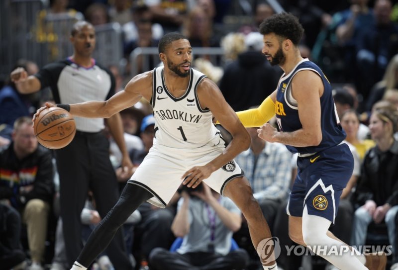 미칼 브리지스(1번) 경기 모습 Brooklyn Nets forward Mikal Bridges, left, looks to drive to the basket as Denver Nuggets guard Jamal Murray defends in the second half of an NBA basketball game Sunday, March 12, 2023, in Denver. (AP Photo/David Zalubowski)
