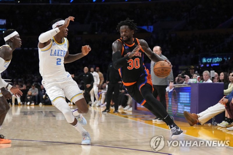 돌파하는 줄리어스 랜들(30번) Mar 12, 2023; Los Angeles, California, USA; New York Knicks forward Julius Randle (30) dribbles the ball against Los Angeles Lakers forward Jarred Vanderbilt (2) in the first half at Crypto.com Arena. Mandatory Credit: Kirby Lee-USA TODAY Sports