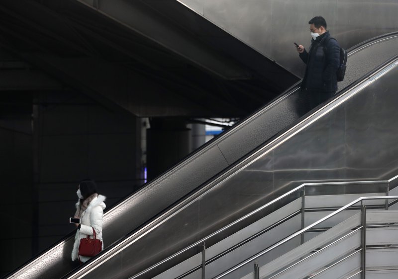 9일 서울역에서 시민들이 에스컬레이터를 타는 모습. (사진은 기사 내용과 무관). 2020.11.9/뉴스1 ⓒ News1 이성철 기자