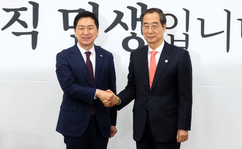 [서울=뉴시스] 추상철 기자 = 김기현 국민의힘 당 대표가 13일 오후 서울 여의도 국회에서 한덕수 국무총리와 인사를 나누고 있다. 2023.03.13. scchoo@newsis.com /사진=뉴시스