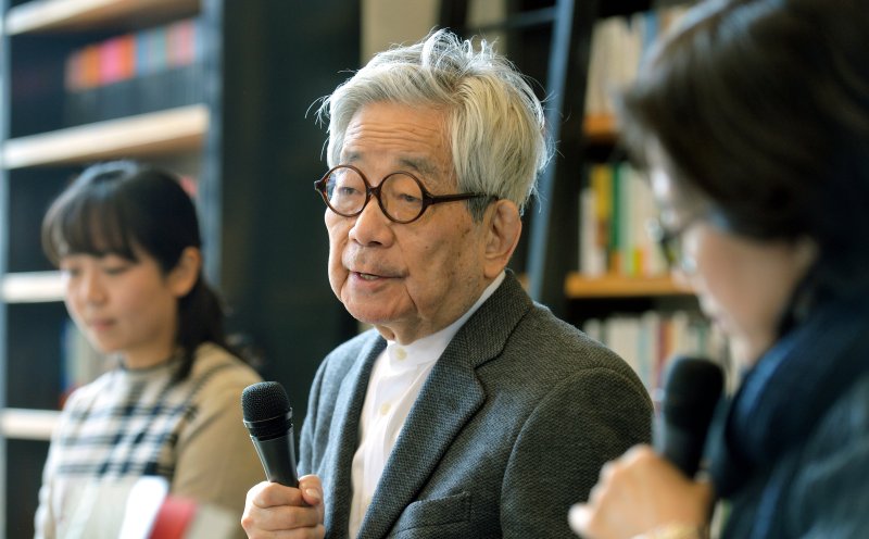[서울=뉴시스]강진형 기자 = 일본의 노벨문학상 수상작가 오에 겐자부로가 지난 2015년 3월 13일 오전 서울 마포구 동교동 카페 꼼마 2page에서 소설 '익사' 국내 출간 관련 기자간담회를 하고 있다. 2023.03.13. marrymero@newsis.com