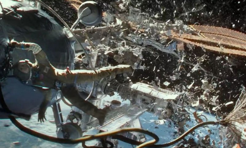 우주 쓰레기가 인공위성과 충돌해 허블 우주 망원경을 수리하기 위해 우주를 탐사하던 주인공이 우주 미아가 된다는 영화 '그래비티'의 한장면. 과학자들은 이같은 재난이 언제든 일어날 수 있다고 경고하고 있다. 영화 그래비티 갈무리.