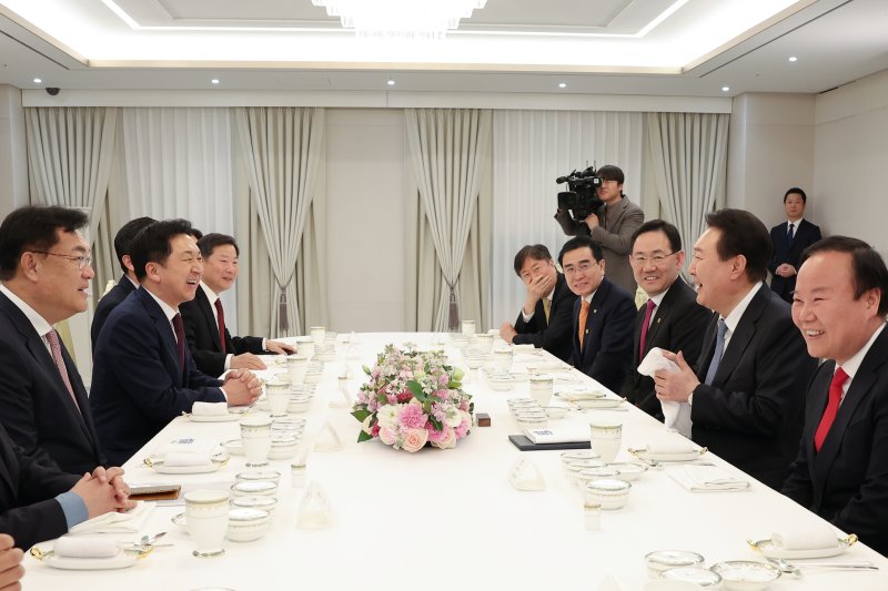 윤석열 대통령이 지난 13일 오후 서울 용산 대통령실 청사에서 열린 국민의힘 신임 지도부 초청 만찬에서 김기현 대표 등과 대화하고 있다. [대통령실 제공] 연합뉴스