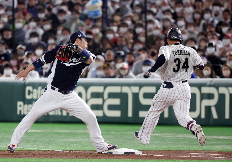 10일 오후 일본 도쿄돔에서 열린 2023 월드베이스볼클래식(WBC) B조 1라운드 대한민국과 일본의 경기, 일본 대표팀 요시다 마사타카가 2회말 1사 대표팀 2루수 토미 현수 에드먼의 악송구에 2루로 향하고 있다. 2023.3.10/뉴스1 ⓒ News1 김진환 기자