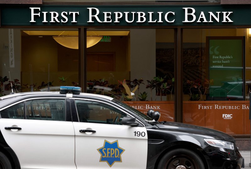 파산설이 돌고 있는 미국 샌프란시스코 지역은행 퍼스트리퍼블릭은행 본점에 13일(현지시간) 경찰차가 주차되어 있다. /사진=AFP연합뉴스