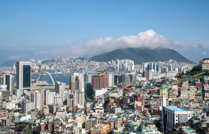 부산 중구 산복도로에서 바라본 영도구 봉래산 일대. /뉴스1 ⓒ News1