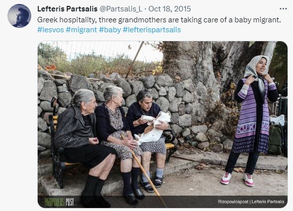 에밀리아 캄비시 할머니(왼쪽 세번째)가 시리아 난민 아기를 받아 품에 안고 우유를 먹이고 있는 모습. 게시글에는 "그리스의 환대, 세 할머니가 난민 아기를 돌봐주고 있다"는 설명이 담겨 있다. /사진=레프테리스 파르트살리스 트위터 캡처