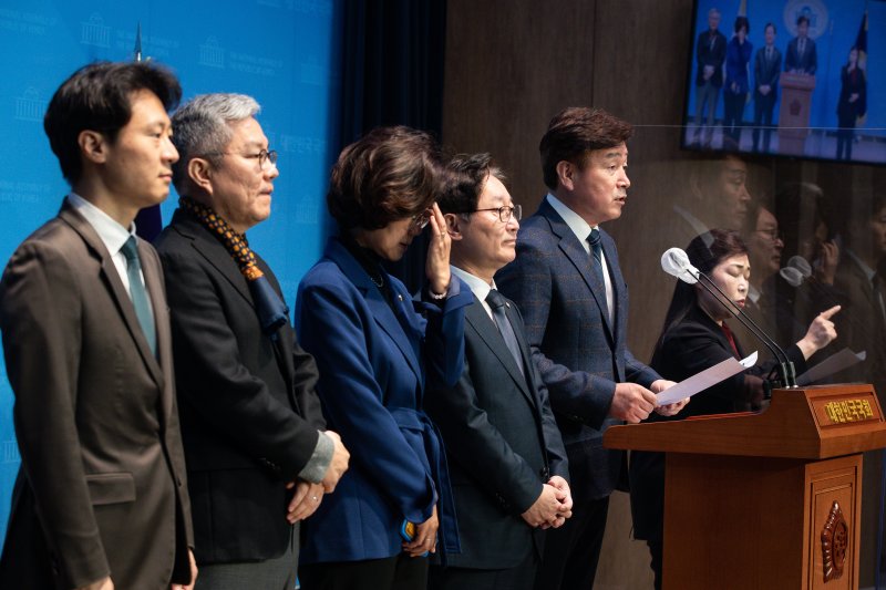 기동민 국회 법제사법위원회 더불어민주당 간사를 비롯한 위원들이 14일 국회에서 기자회견을 열고 윤석열 정부 인사 참사에 대해 한동훈 법무부 장관 사과와 재발 방지책 마련을 촉구하고 있다. 뉴스1