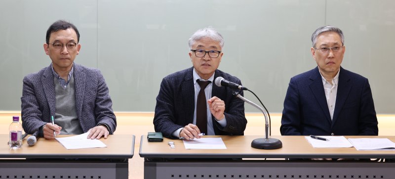 발언하는 김명환 서울대민교협 의장 (서울=연합뉴스) 김인철 기자 = 서울대학교민주화교수협의회 의장인 김명환 영문학과 교수(가운데)가 14일 관악구 서울대학교 관정관 별관동에서 열린 윤석열 정부의 일제 강제동원 판결 관련 해법에 대한 비판 성명서 발표 기자간담회에서 발언하고 있다. 2023.3.14 yatoya@yna.co.kr (끝)