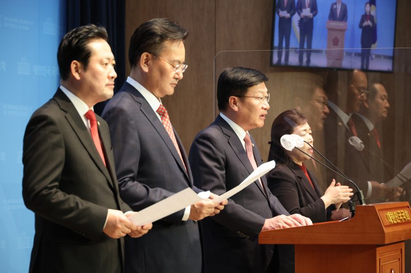 국민의힘, 더불어민주당 법사위 의사일정 파행 규탄 (서울=연합뉴스) 임화영 기자 = 국회 법제사법위원회 국민의힘 간사인 정점식 의원이 14일 오후 국회 소통관에서 열린 더불어민주당 의사일정 파행 규탄 기자회견에서 발언하고 있다. 2023.3.14 hwayoung7@yna.co.kr (끝)