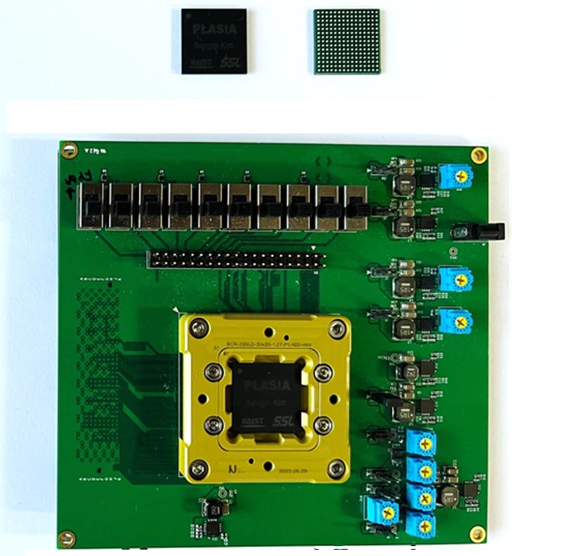 유회준 한국과학기술원(KAIST) 교수팀이 세계 최초로 개발한 '트리플 모드 셀' PIM반도체 '다이나플라지아'와 CPU 측정 보드. KAIST 제공