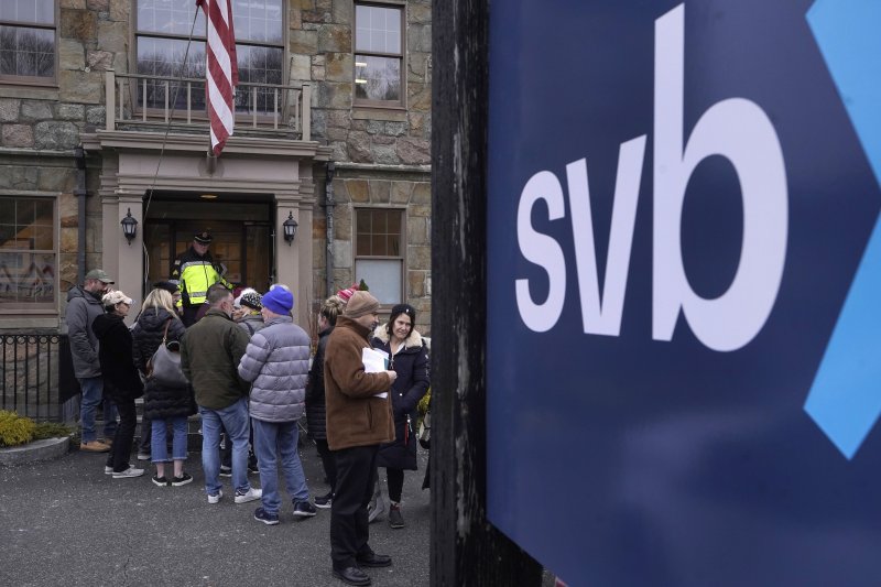 지난 13일(현지시간) 미국 매사추세츠주 웰즐리의 실리콘밸리은행(SVB) 지점 밖에 예금주들이 입장을 기다리고 있다.AP뉴시스