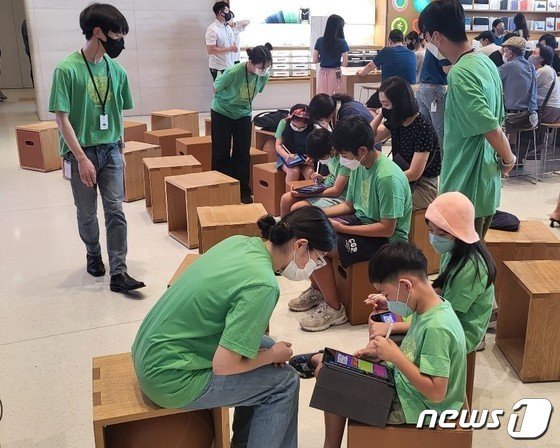애플스토어 가로수길점에서 열린 '투데이 앳 애플' 세션에서 참여한 어린이들. 아이패드로 그림을 그리는 모습. 2022.07.01. 오현주 기자