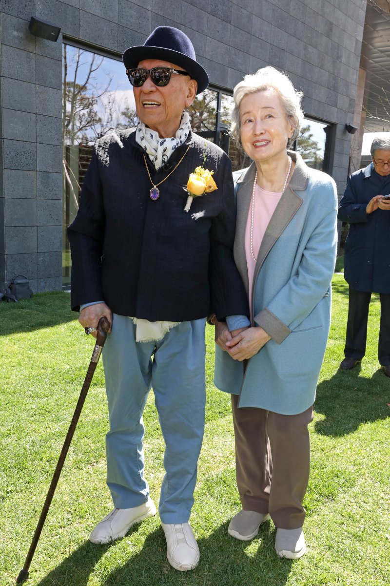 [서귀포=뉴시스] 박진희 기자 = '단색화' 거장 박서보 화백과 부인 윤명숙 여사가 14일 제주 서귀포시 JW메리어트 호텔에서 열린 '박서보 미술관'(가칭) 기공식에 참석하고 있다. JW메리어트 호텔은 올 상반기 서귀포시에 호텔을 개장하고 앞바다 범섬이 보이는 위치에 스페인 건축가 페르난도 메니스(Fernando Menis)가 설계한 '박서보 미술관'(가칭)을 개관한다고 밝혔다. 2023.03.14. pak7130@newsis.com