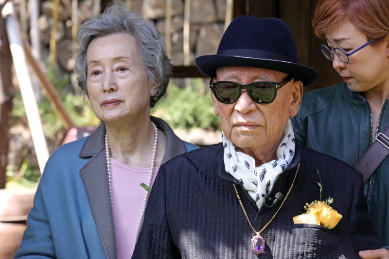 [서귀포=뉴시스] 박진희 기자 = '단색화' 거장 박서보 화백과 부인 윤명숙 여사가 14일 제주 서귀포시 JW메리어트 호텔에서 열린 '박서보 미술관'(가칭) 기공식에 참석하고 있다. JW메리어트 호텔은 올 상반기 서귀포시에 호텔을 개장하고 앞바다 범섬이 보이는 위치에 스페인 건축가 페르난도 메니스(Fernando Menis)가 설계한 '박서보 미술관'(가칭)을 개관한다고 밝혔다. 2023.03.14. pak7130@newsis.com