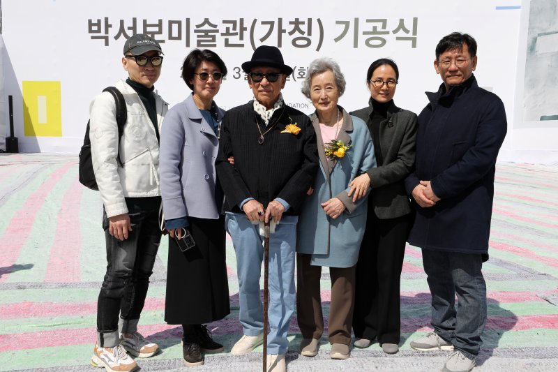 [서귀포=뉴시스] 박진희 기자 = '단색화' 거장 박서보 화백과 부인 윤명숙 여사와 가족들이 14일 제주 서귀포시 JW메리어트 호텔에서 '박서보 미술관'(가칭) 기공식에 참석하여 기념식수를 마치고 사진촬영을 하고 있다. JW메리어트 호텔은 올 상반기 서귀포시에 호텔을 개장하고 앞바다 범섬이 보이는 위치에 스페인 건축가 페르난도 메니스(Fernando Menis)가 설계한 '박서보 미술관'(가칭)을 개관한다고 밝혔다. 2023.03.14. pak7130@newsis.com