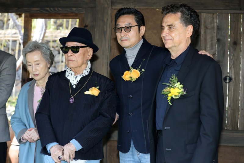 [서귀포=뉴시스] 박진희 기자 = '단색화' 거장 박서보(왼쪽 두번째) 화백과 부인 윤명숙 여사, jw 메리어트 호텔 회장, 건축가 페르난도 메니스(오른쪽)가 14일 제주 서귀포시 JW메리어트 호텔에서 '박서보 미술관'(가칭) 기공식에 참석하고 있다. JW메리어트 호텔은 올 상반기 서귀포시에 호텔을 개장하고 앞바다 범섬이 보이는 위치에 스페인 건축가 페르난도 메니스(Fernando Menis)가 설계한 '박서보 미술관'(가칭)을 개관한다고 밝혔다. 2023.03.14. pak7130@newsis.com