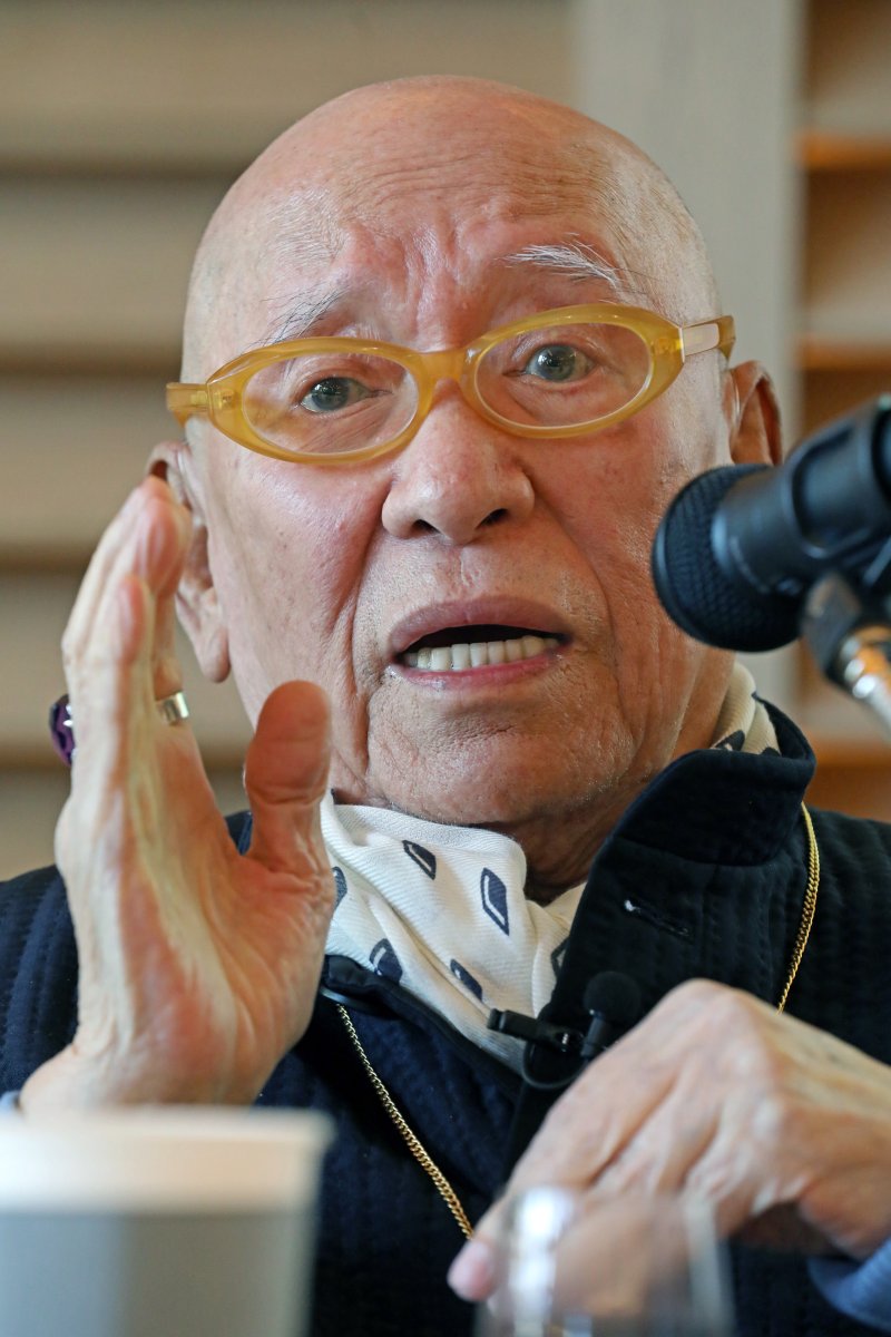 [서귀포=뉴시스] 박진희 기자 = '단색화' 거장 박서보 화백이 14일 제주 서귀포시 JW메리어트 호텔에서 '박서보 미술관'(가칭) 기공식에 참석하여 인사말을 하고 있다. JW메리어트 호텔은 올 상반기 서귀포시에 호텔을 개장하고 앞바다 범섬이 보이는 위치에 스페인 건축가 페르난도 메니스(Fernando Menis)가 설계한 '박서보 미술관'(가칭)을 개관한다고 밝혔다. 2023.03.14. pak7130@newsis.com