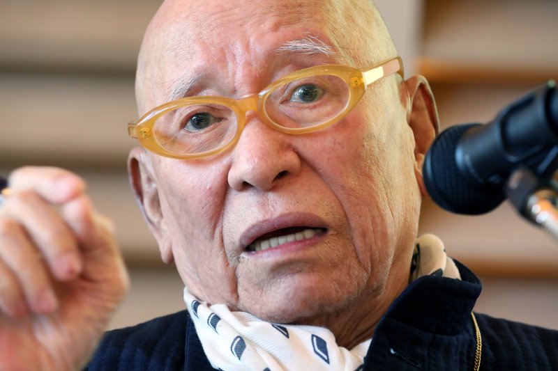 [서귀포=뉴시스] 박진희 기자 = '단색화' 거장 박서보 화백이 14일 제주 서귀포시 JW메리어트 호텔에서 '박서보 미술관'(가칭) 기공식에 참석하여 인사말을 하고 있다. JW메리어트 호텔은 올 상반기 서귀포시에 호텔을 개장하고 앞바다 범섬이 보이는 위치에 스페인 건축가 페르난도 메니스(Fernando Menis)가 설계한 '박서보 미술관'(가칭)을 개관한다고 밝혔다. 2023.03.14. pak7130@newsis.com