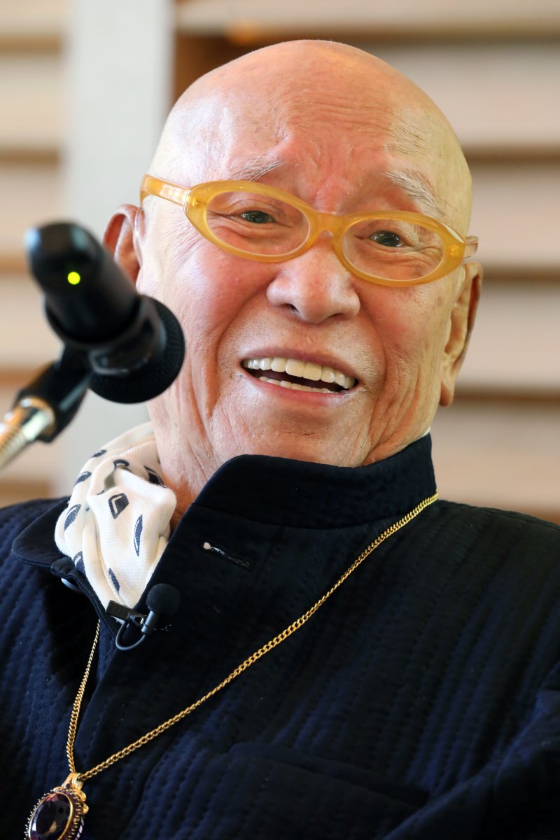 [서귀포=뉴시스] 박진희 기자 = '단색화' 거장 박서보 화백이 14일 제주 서귀포시 JW메리어트 호텔에서 '박서보 미술관'(가칭) 기공식에 참석하여 인사말을 하고 있다. JW메리어트 호텔은 올 상반기 서귀포시에 호텔을 개장하고 앞바다 범섬이 보이는 위치에 스페인 건축가 페르난도 메니스(Fernando Menis)가 설계한 '박서보 미술관'(가칭)을 개관한다고 밝혔다. 2023.03.14. pak7130@newsis.com