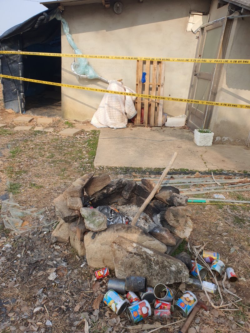 사망한 태국인 노동자 부부가 거주했던 전북 고창군 흥덕면 주택. 집 밖에 불을 피워 조리한 흔적이 있다. 연합뉴스
