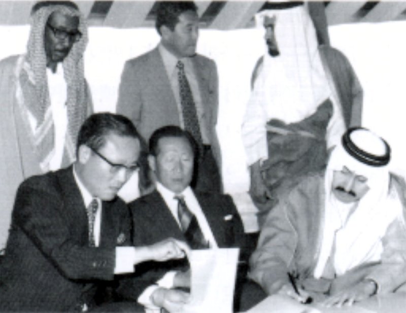 1970년 중동에서 공사협정식을 갖고 있는 정주영 현대 회장(가운데) fnDB
