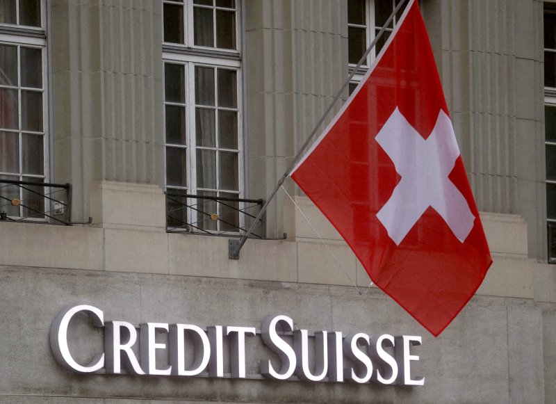 스위스 중앙은행과 금융감독청이 15일(현지시간) 필요하면 크레디트스위스(CS)에 자금을 지원하겠다고 밝히며 시장 심리 안정에 나섰다. 지난해 11월 29일 스위스 베른 CS 지점에 스위스 국기가 걸려 있다. 로이터뉴스1