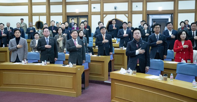 국민의힘 의원들이 지난 2월15일 오전 서울 여의도 국회 의원회관에서 ‘탄소중립 녹색성장 시대와 정치의 미래’ 주제로 열린 국민공감 공부모임에서 국민의례를 하고 있다. 2023.2.15/뉴스1 ⓒ News1 이재명 기자