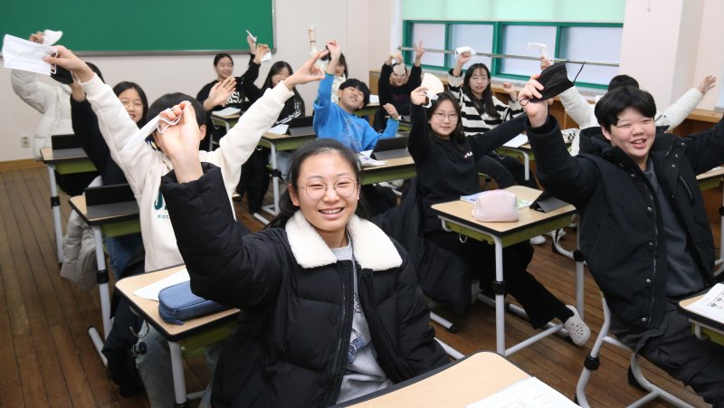 실내 마스크 착용 의무가 해제된 30일 대전 중구 글꽃초등학교 6학년 학생들이 교실에서 마스크를 벗고 수업에 참여하고 있다. 2023.1.30/뉴스1 ⓒ News1 김기태 기자