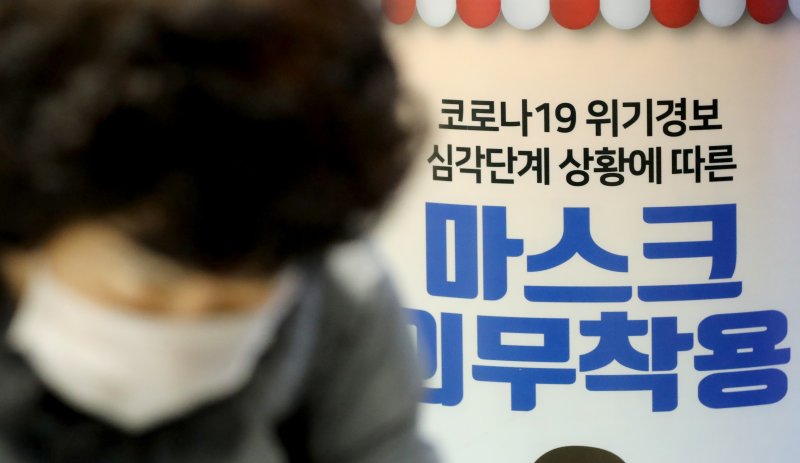 15일 서울 영등포 지하상가를 찾은 시민들이 쇼핑을 하고 있다. 2023.1.15/뉴스1 ⓒ News1 장수영 기자