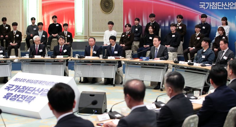 윤석열 대통령이 15일 청와대 영빈관에서 열린 제14차 비상경제민생회의에서 발언하고 있다. 사진=뉴시스