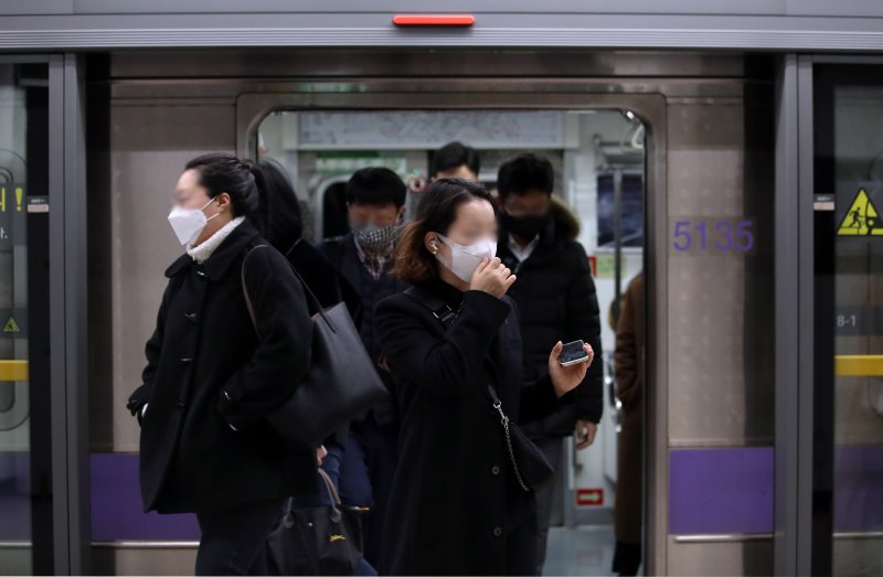 마크스를 착용한 시민들이 서울 지하철을 이용하고 있다. 뉴시스 제공.