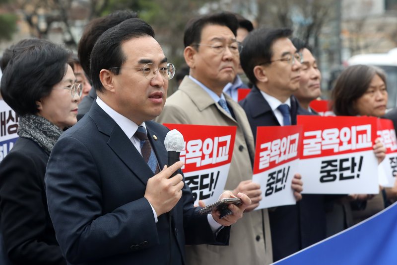 박홍근 더불어민주당 원내대표가 15일 오전 서울 용산구 대통령실 앞에서 열린 '윤석열 정부 대일 굴욕 외교 저지를 위한 기자회견'에서 규탄 발언을 하고 있다. 뉴스1