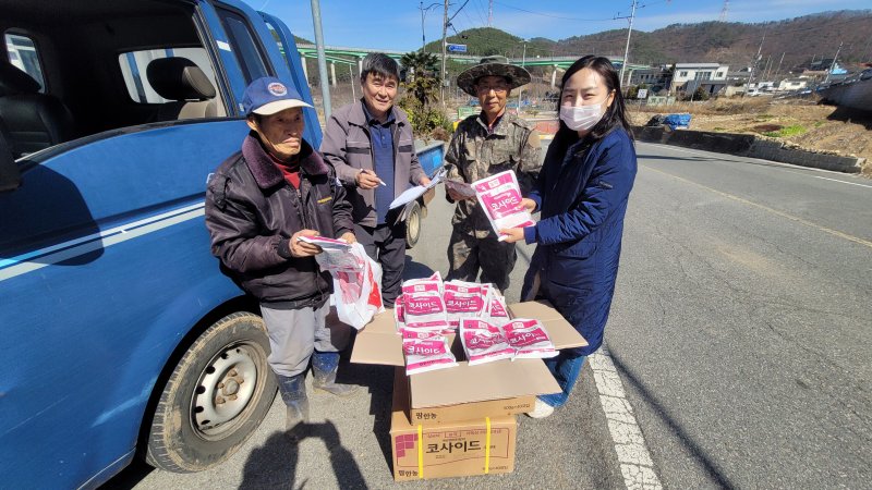 [창원=뉴시스] 강경국 기자 = 경남 창원특례시 농업기술센터가 사과·참다래 농가에 과수화상병 및 참다래 궤양병 방제 약제를 공급하고 있다. (사진=창원시청 제공). 2023.03.15. photo@newsis.com *재판매 및 DB 금지