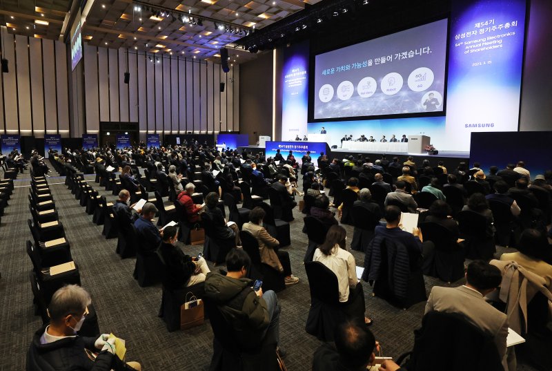 한종희 삼성전자 대표이사 부회장이 15일 오전 경기 수원시 영통구 수원컨벤션센터에서 열린 제54기 삼성전자 정기주주총회에서 인사말을 하고 있다./사진=뉴스1