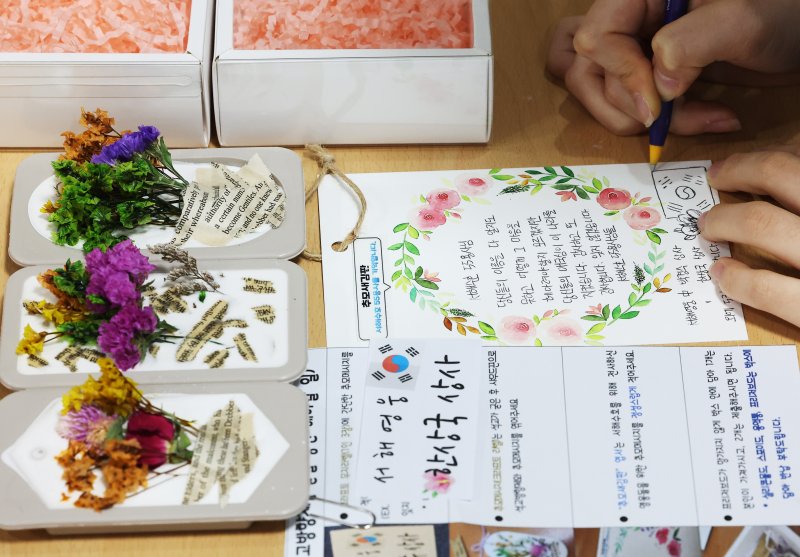지난 2023년 3월 15일 오후 경기도 수원시 팔달구 삼일공업고등학교에서 제8회 서해수호의 날을 앞두고 경기남부보훈지청 주최로 열린 추모 행사에서 학생들이 서해 수호 55용사의 이름과 추모 메시지가 담긴 석고 방향제와 엽서를 만들고 있다. 연합뉴스