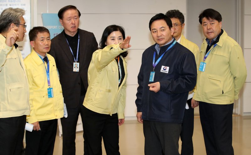 원희룡 국토교통부 장관이 12일 인천공항 보안상황 현장점검을 위해 인천국제공항 2터미널을 방문해 출국장을 살펴보고 있다. 지난 10일 오전 인천국제공항을 출발해 필리핀 마닐라로 가려던 항공기에서 실탄이 발견돼 한때 승객 218명이 대피했으며 경찰은 실탄 반입 경위를 조사하고 있다. 2023.3.12/뉴스1 ⓒ News1 박세연 기자